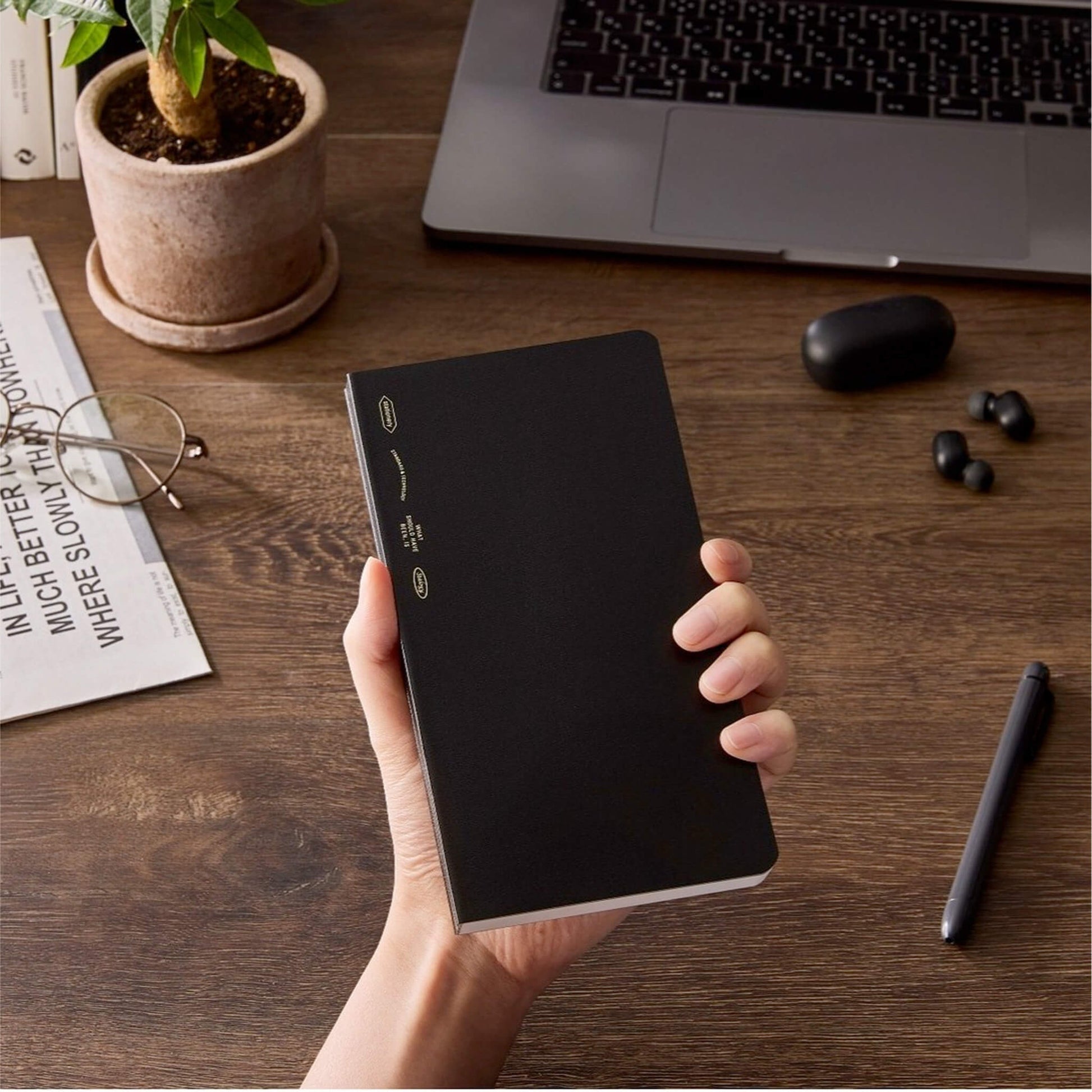 Carnet STÁLOGY 1/2 Year Notebook - B6 Slim - Softcover - Quadrillé - Black