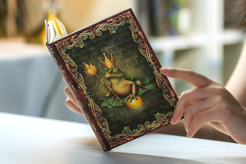 Agenda 2026 PAPERBLANKS Les Frères Grimm, Le Roi Grenouille - 1 semaine sur 2 pages - Midi - Hardcover - Horizontal - 160p - 9780349709185