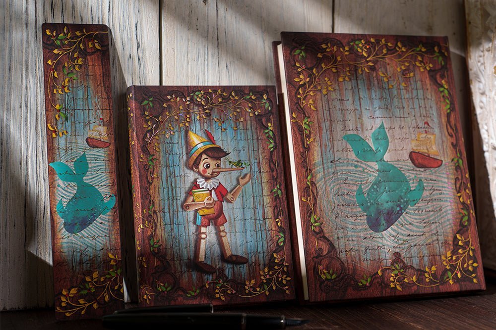 Agenda 2027 PAPERBLANKS Carlo Collodi, Pinocchio - 1 jour par page - Ultra - Softcover - 432p - 9780349721408