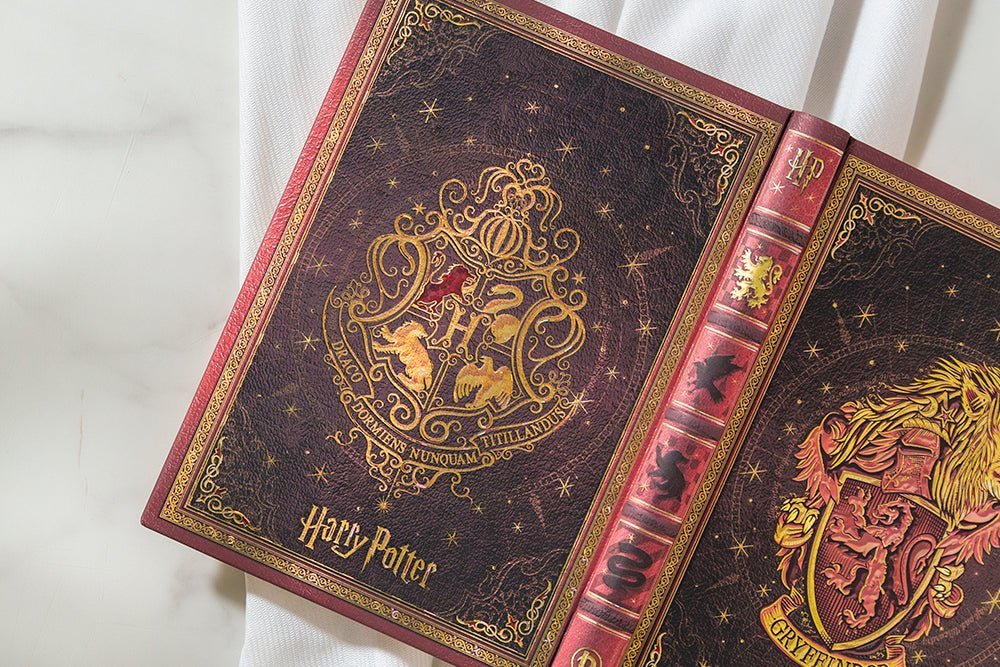 Agenda 2027 PAPERBLANKS Gryffondor - 1 semaine sur 2 pages - Mini - Hardcover - Vertical - 176p - 9780349720517