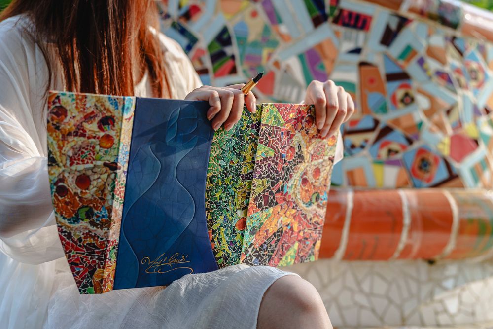 Agenda 2027 PAPERBLANKS Le Soleil de Gaudi - 1 semaine sur 2 pages - Midi - Hardcover - Vertical - 176p - 9780349720760