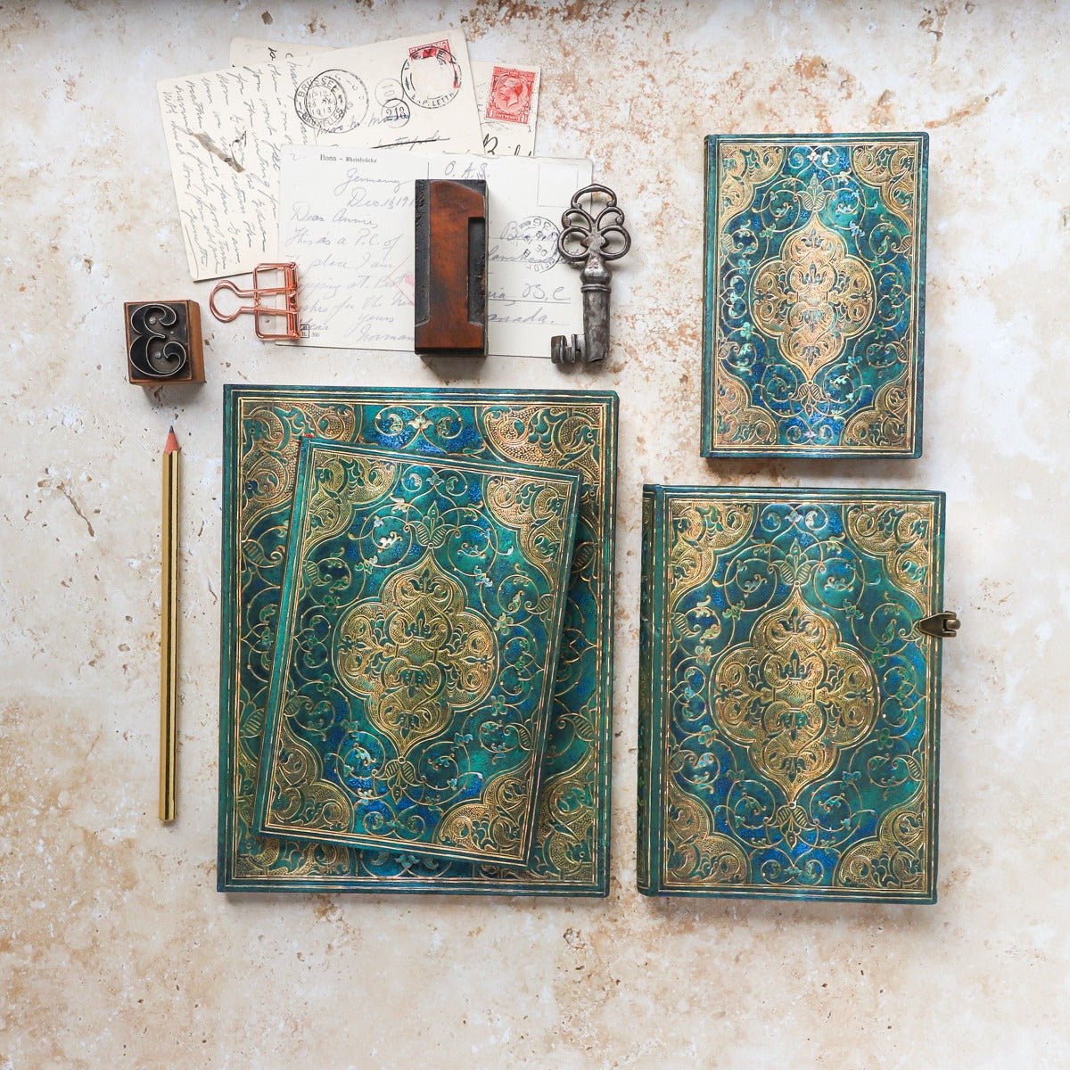 Agenda 2025-2026 PAPERBLANKS Chroniques Turquoises - 1 semaine sur 2 pages - Midi - Hardcover - Horizontal - 160p