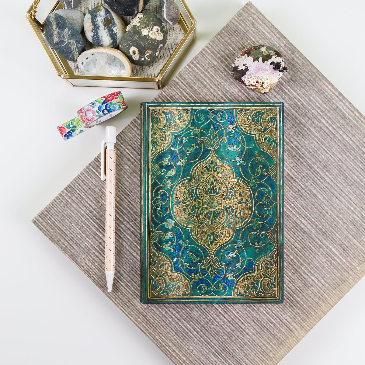 Agenda 2025-2026 PAPERBLANKS Chroniques Turquoises - 1 semaine sur 2 pages - Midi - Hardcover - Horizontal - 160p