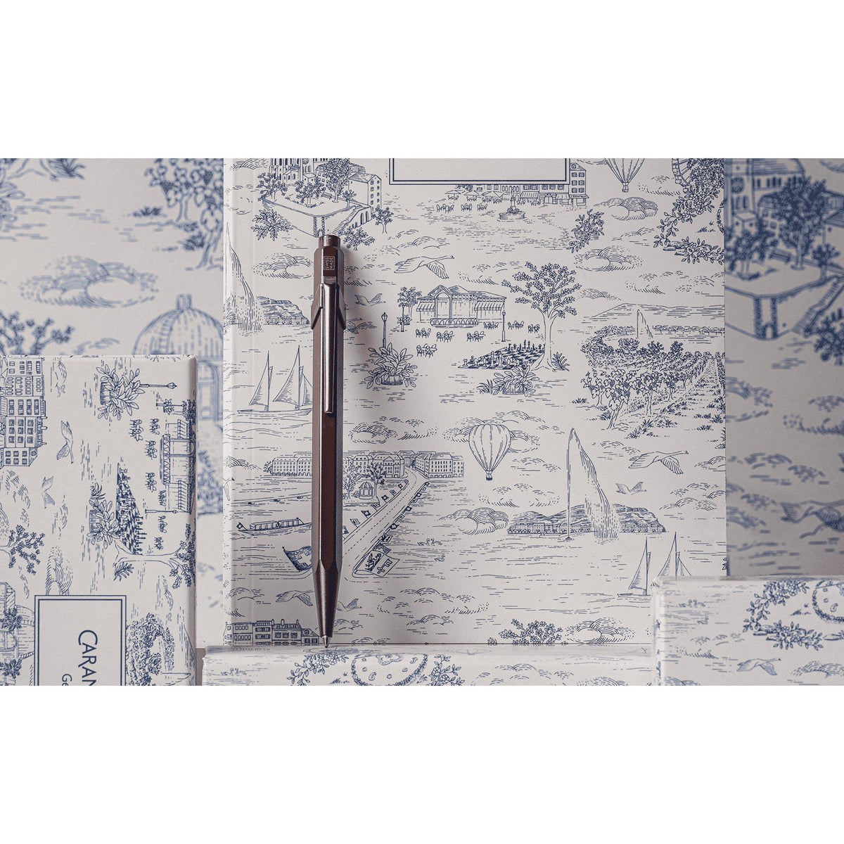 Stylo bille CARAN D'ACHE 849 Toile de Jouy Geneva Edition - Bordeaux - 7630002365697
