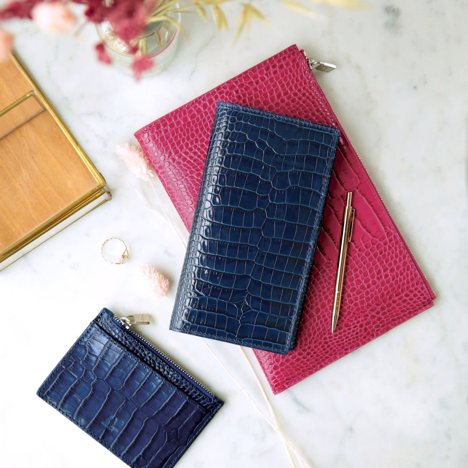 Agenda MIGNON AS16 - 8,8 x 16,5 cm - 1 semaine sur 2 pages - Orientation horizontale - Croco Savannah bleu marine