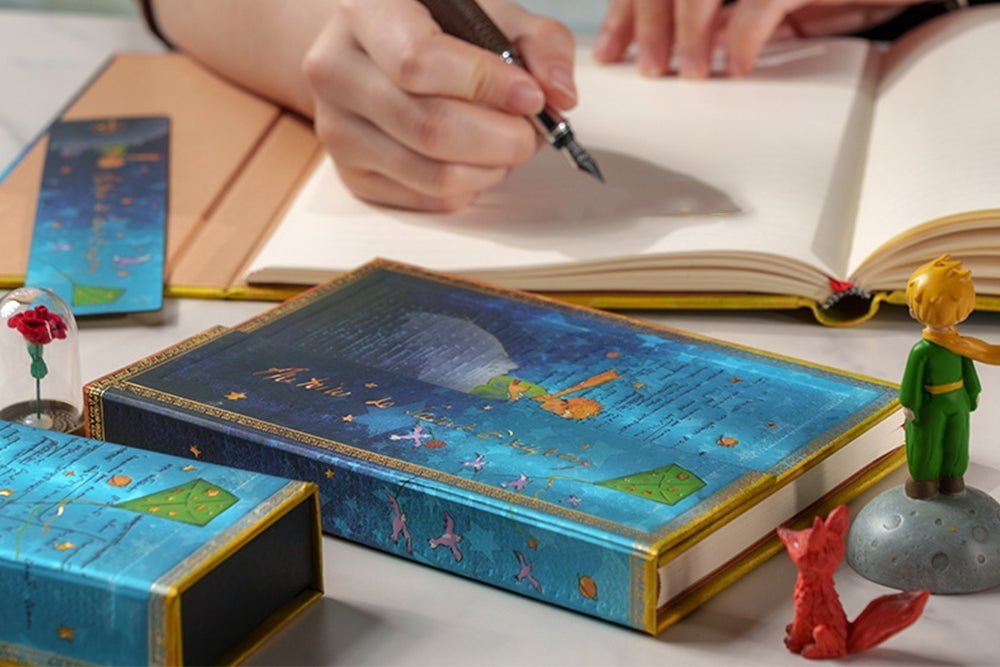 Agenda 2026 - 2027 PAPERBLANKS Saint - Exupéry, Le Petit Prince - 1 semaine sur 2 pages - Midi - Hardcover - Horizontal - 176p - 9780349720265