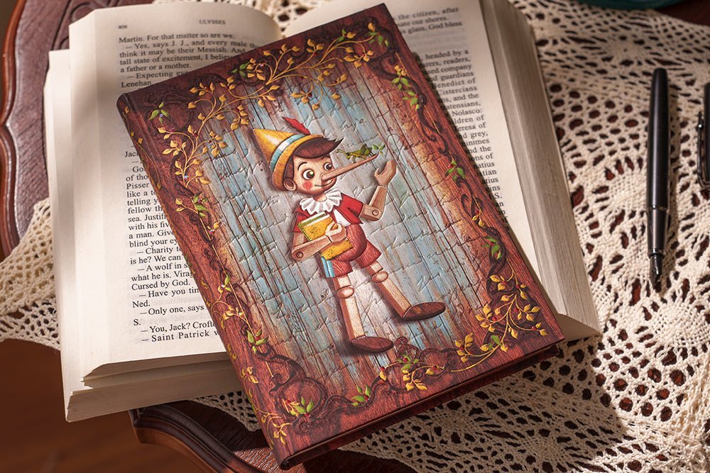 Agenda 2027 PAPERBLANKS Carlo Collodi, Pinocchio - 1 semaine sur 2 pages - Mini - Softcover - Horizontal - 176p - 9780349721170