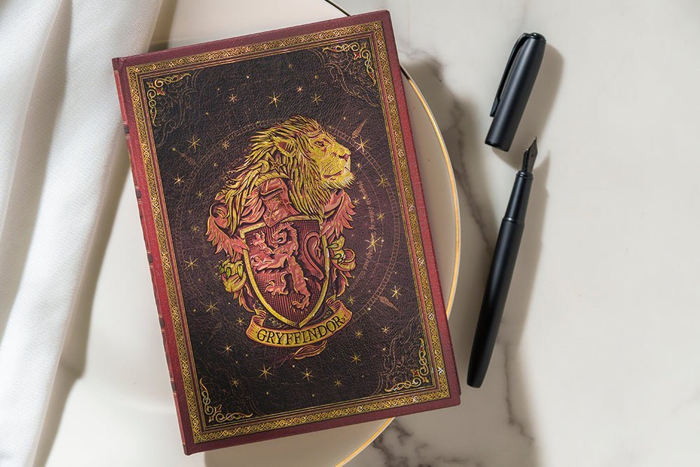 Agenda 2027 PAPERBLANKS Gryffondor - 1 semaine sur 2 pages - Mini - Hardcover - Vertical - 176p - 9780349720517