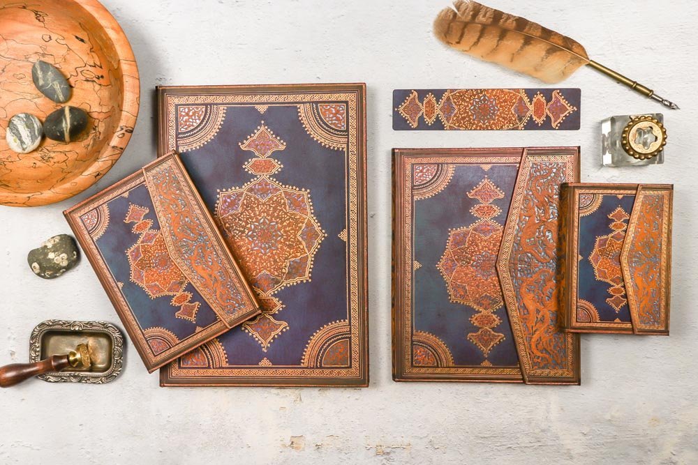 Agenda 2027 PAPERBLANKS Safavide Indigo - 1 semaine sur 2 pages - Midi - Hardcover - Vertical - 176p - 9780349720807