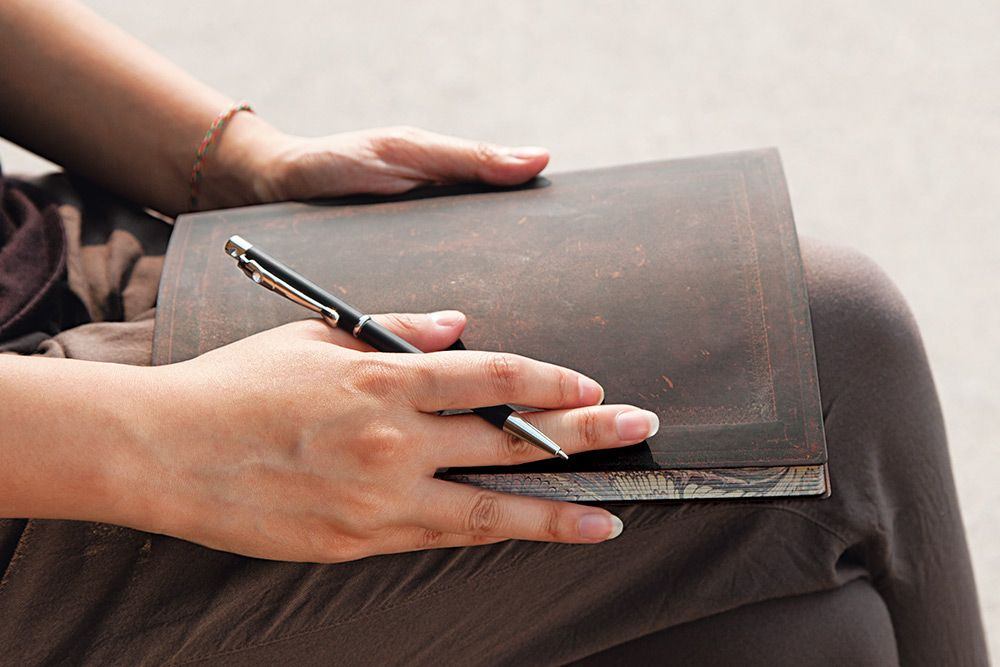 Agenda PAPERBLANKS 2025 Noir Marocain Uni - 13 mois - 1 semaine sur 2 pages - Midi Rigide Horizontal 160p - 9781408754177