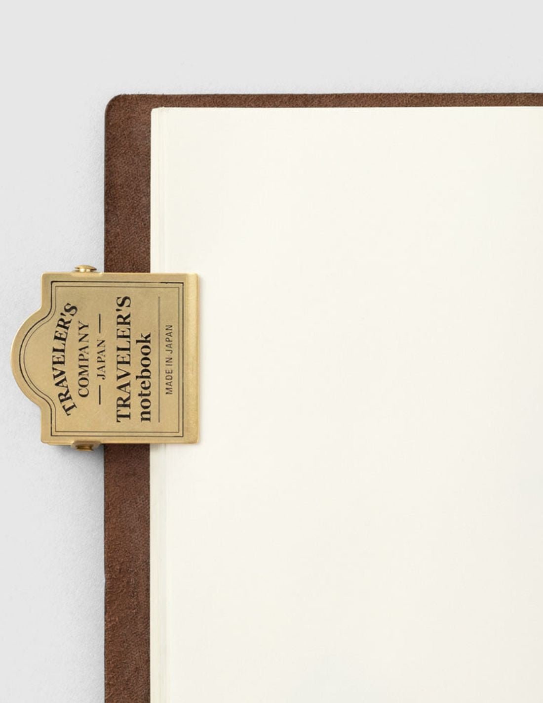 TRAVELER'S notebook 030 - clip logo en laiton - TN Passport size / TN Regular size - - 4902805430890